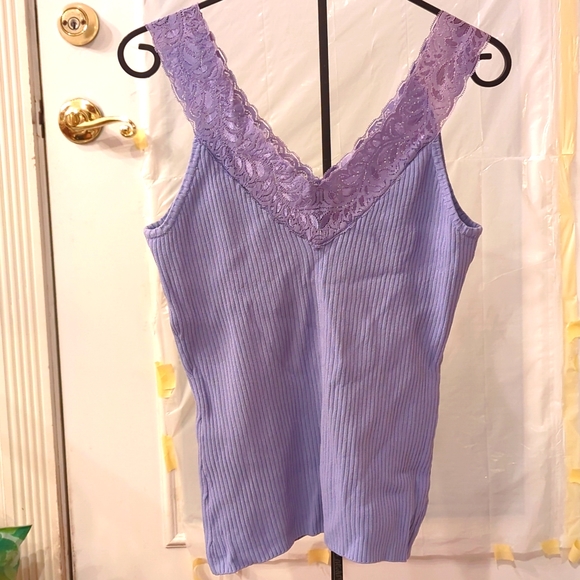 'Michelle Nicole' lilac sleeveless knit top. Size L. Lace shoulder straps. - Picture 3 of 4